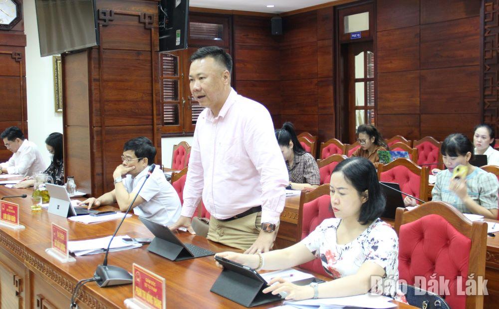 Phó Giám đốc Sở Xây dựng Lê Hùng đóng góp ý kiến tại phiên làm việc.