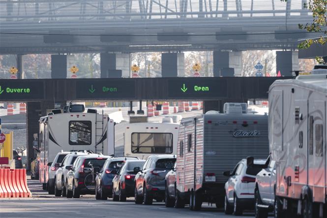 Các phương tiện di chuyển qua khu vực cửa khẩu Mỹ - Canada ở Lansdowne, Ontario, ngày 8/11/2021. Ảnh: AFP/TTXVN