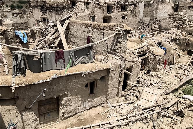 Nhà cửa bị phá hủy sau động đất ở tỉnh Paktika, Afghanistan, ngày 22/6/2022. Ảnh: AFP/TTXVN