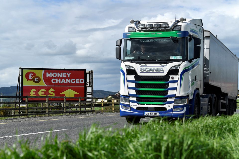 Một chiếc xe tải chở hàng đi qua ranh giới giữa Bắc Ireland và Ireland ngày 19/5/2022. Ảnh: Reuters