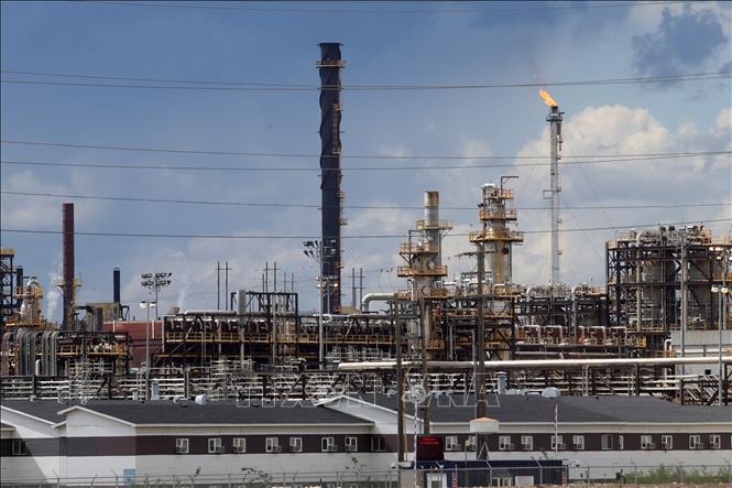 Cơ sở khai thác dầu thô Syncrude ở phía Bắc Fort McMurray, Alberta, Canada. Ảnh: AFP/TTXVN