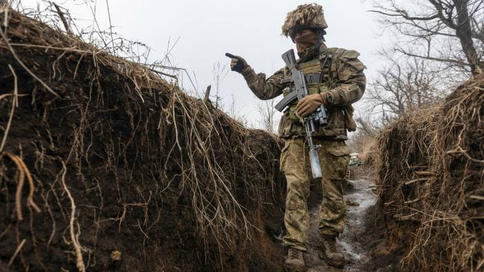 Người lính Ukraine trong chiến hào ở vùng Donetsk. (Ảnh: AP/TTXVN)