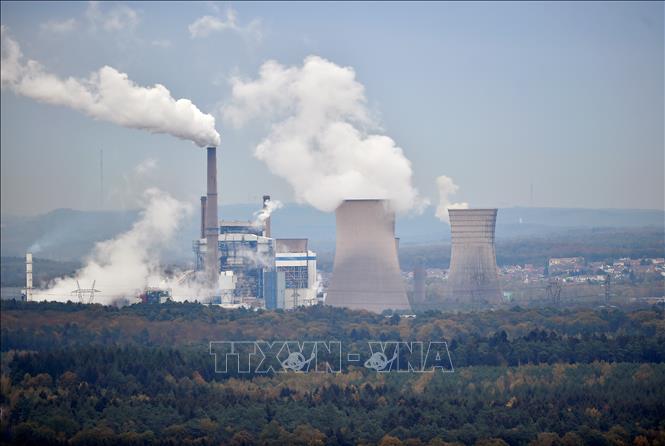 Khí thải bốc lên từ nhà máy ở Saint-Avold, miền đông nước Pháp. Ảnh (tư liệu) minh họa: AFP/TTXVN
