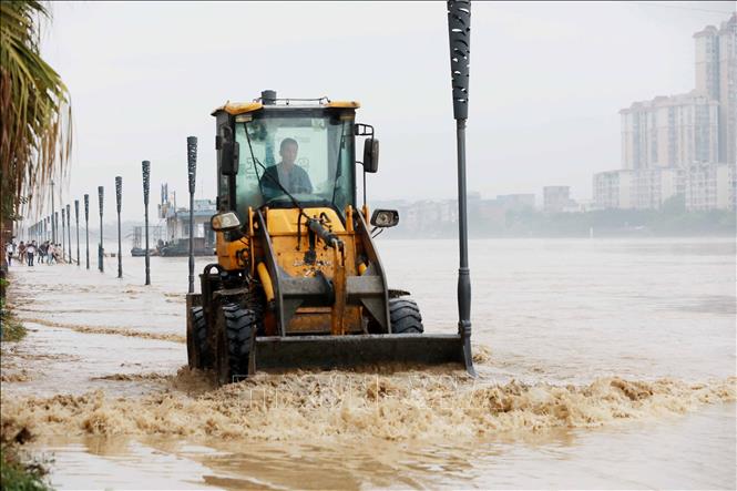 Một tuyến đường ở Rongan, tỉnh Quảng Tây, Trung Quốc, bị ngập nước lũ sau những trận mưa lớn ngày 5/6/2022. Ảnh: AFP/TTXVN