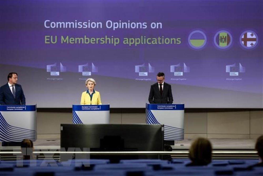 Chủ tịch Ủy ban châu Âu Ursula von der Leyen (giữa) trong cuộc họp báo với Uỷ viên phụ trách việc mở rộng Liên minh châu Âu Oliver Varhelyi (phải) cùng phát ngôn viên EU Eric Mamer về việc cấp quy chế ứng cử viên cho Ukraine, tại Brussel (Bỉ), ngày 17/6/2022. (Ảnh: AFP/TTXVN)