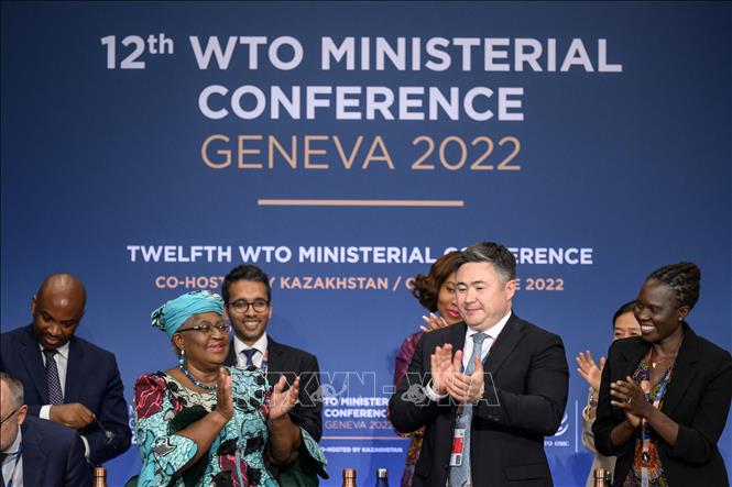 Tổng Giám đốc Tổ chức Thương mại thế giới Ngozi Okonjo-Iweala (thứ 2, trái) và các quan chức WTO tại phiên bế mạc Hội nghị Bộ trưởng WTO ở Geneva (Thụy Sĩ) ngày 17/6/2022. Ảnh: AFP/TTXVN