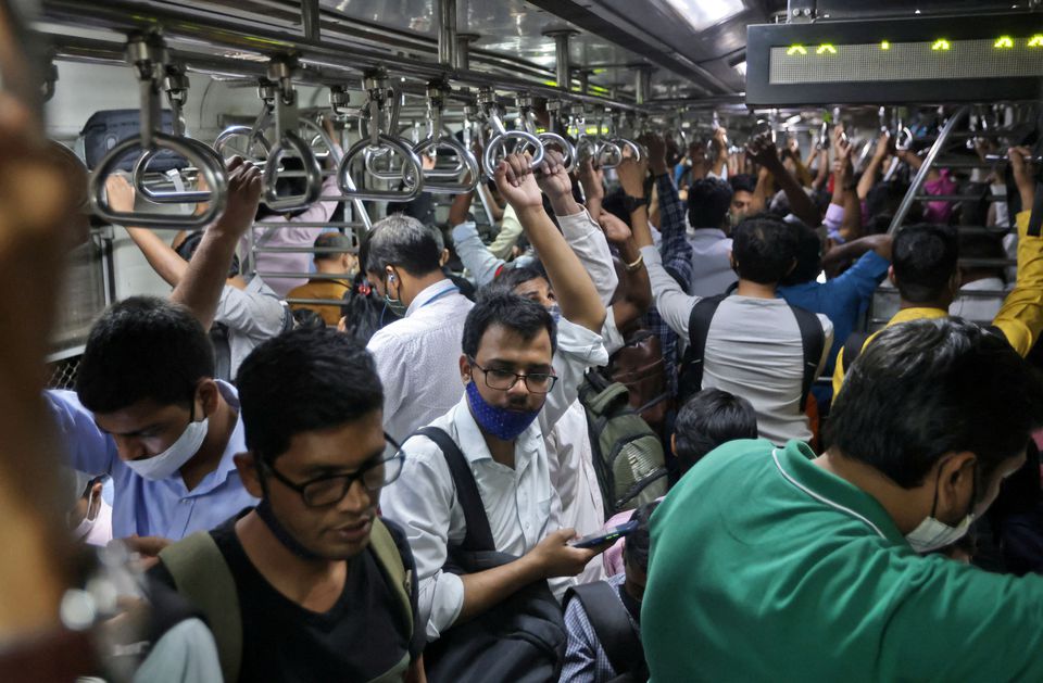 Hành khách chen chúc trong một chuyến tàu ở Mumbai, Ấn Độ. Ảnh: Reuters