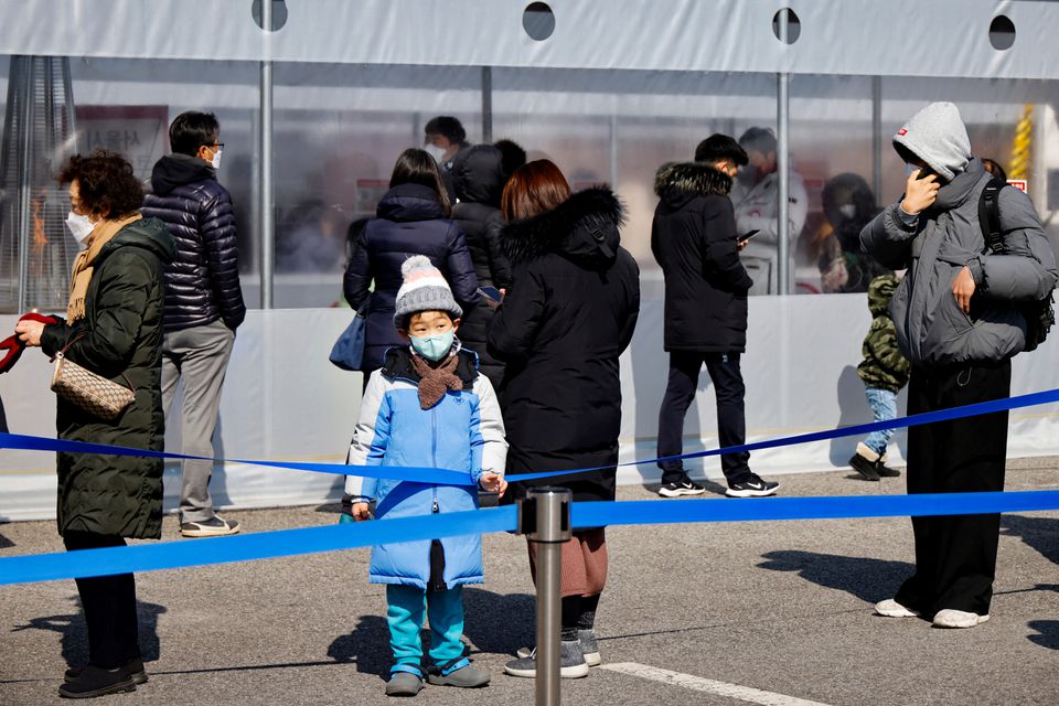 Người dân xếp hàng chờ  xét nghiệm COVID-1) tại điểm xét nghiệm tạm thời ở Seoul, Hàn Quốc. Ảnh: Reuters