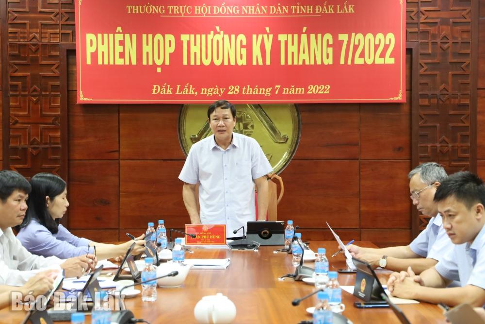 Phó Chủ tịch HĐND tỉnh Trần Phú Hùng chủ trì phiên họp.