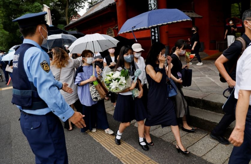Người dân đưa tiễn cố Thủ tướng Nhật Bản Abe Shinzo. (Ảnh: Reuters/TTXVN)