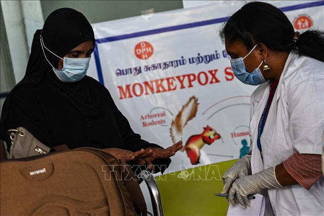 Kiểm tra y tế nhằm ngăn chặn bệnh đậu mùa khỉ lây lan tại sân bay quốc tế ở Chennai, Ấn Độ, ngày 3/6/2022. (Ảnh: AFP/TTXVN)