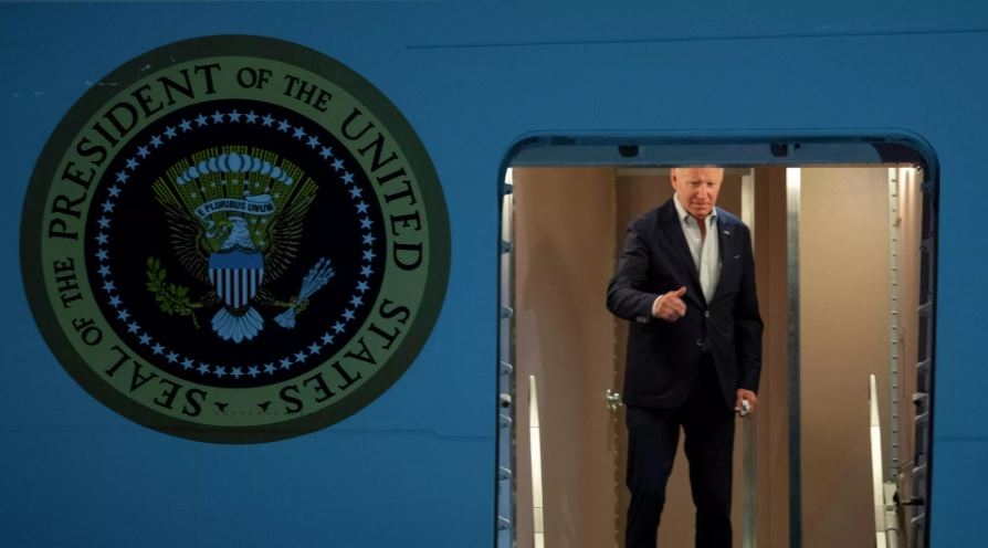 Ông Joe Biden lên chuyên cơ Không lực Một lên đường đến Trung Đông ngày 12/7. Ảnh: AP