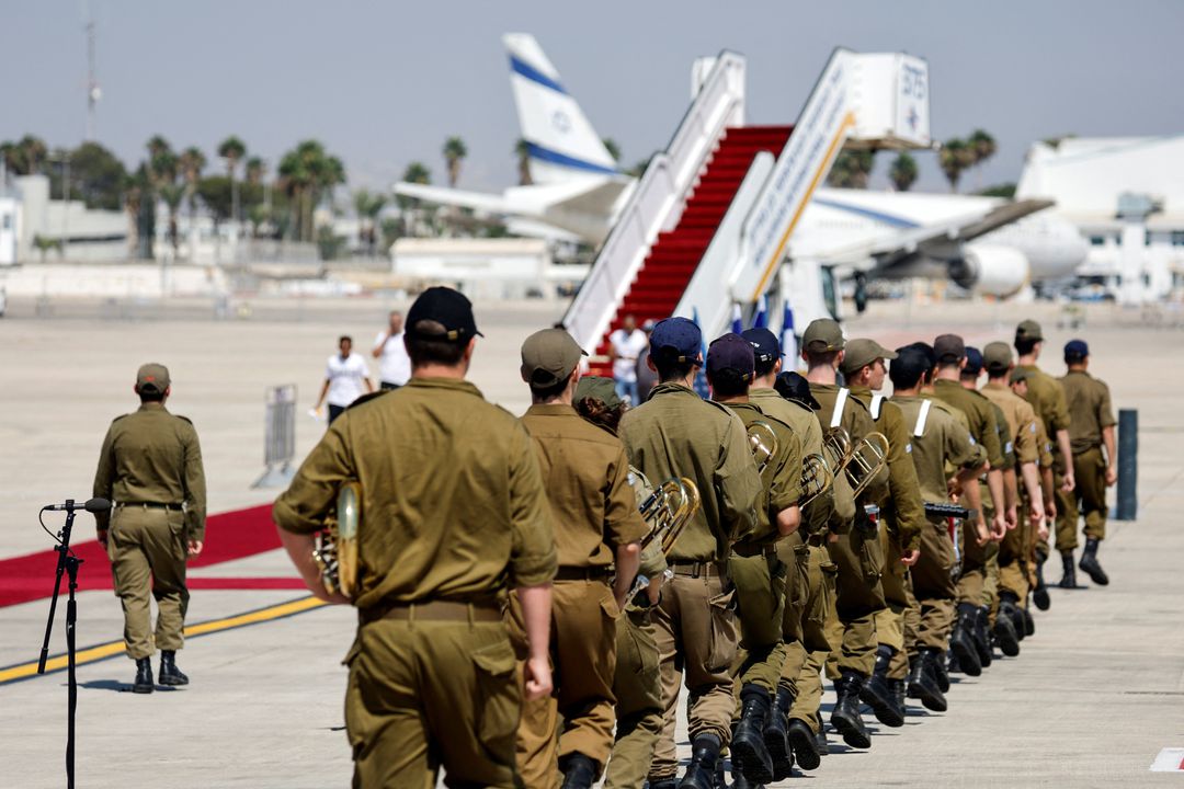 Binh sĩ Israel tập duyệt cho lễ đón Tổng thống Mỹ tại sân bay Ben Gurion. Ảnh: Reuters