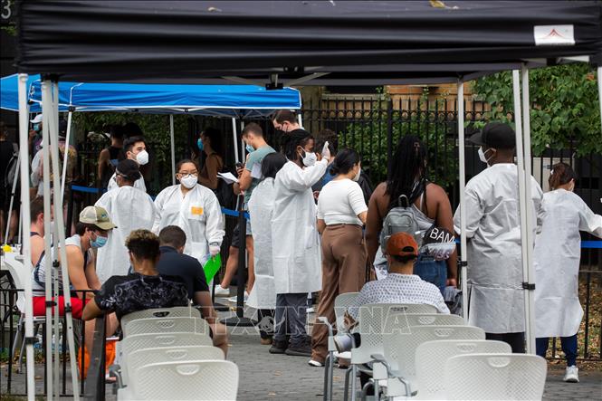Nhân viên y tế hỗ trợ người dân tại điểm tiêm vaccine phòng bệnh đậu mùa khỉ ở New York, Mỹ ngày 14/7/2022. (Ảnh: THX/TTXVN)