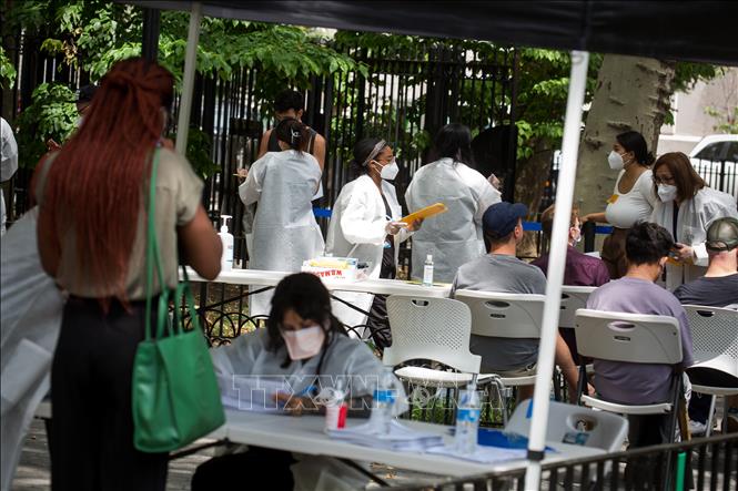 Người dân đăng ký tiêm vaccine ngừa bệnh đậu mùa khỉ tại New York, Mỹ. Ảnh: THX/TTXVN