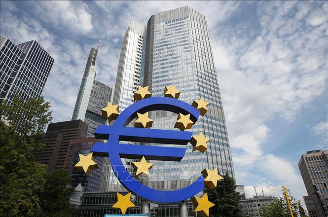 Biểu tượng của đồng euro tại Ngân hàng trung ương châu Âu ở Frankfurt am Main, Đức. Ảnh minh họa: AFP/TTXVN