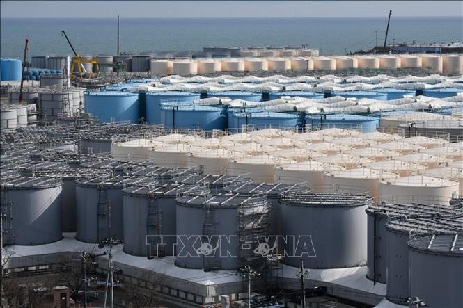 Các bể nước thải có chứa phóng xạ đã qua xử lý tại nhà máy điện hạt nhân Fukushima Daiichi, Nhật Bản. (Ảnh tư liệu: AFP/TTXVN)
