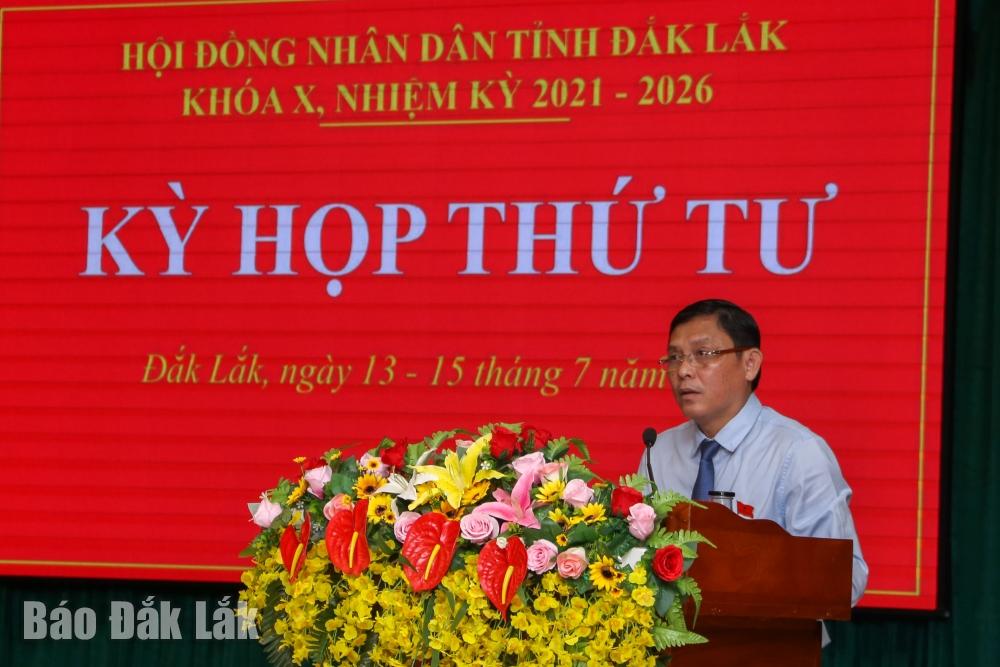 Phó Chủ tịch Thường trực UBND tỉnh Nguyễn Tuấn Hà trình bày báo cáo tại Kỳ họp