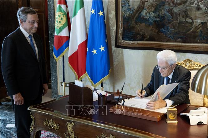 Ngày 21/7/2022, sau khi chấp thuận quyết định từ chức của Thủ tướng Italy Mario Draghi (trái), Tổng thống Sergio Mattarella (phải) ký sắc lệnh giải tán Thượng viện và Hạ viện, chuẩn bị cho cuộc bầu cử trước thời hạn dự kiến diễn ra vào ngày 25/9. (Ảnh: AFP/ TTXVN)