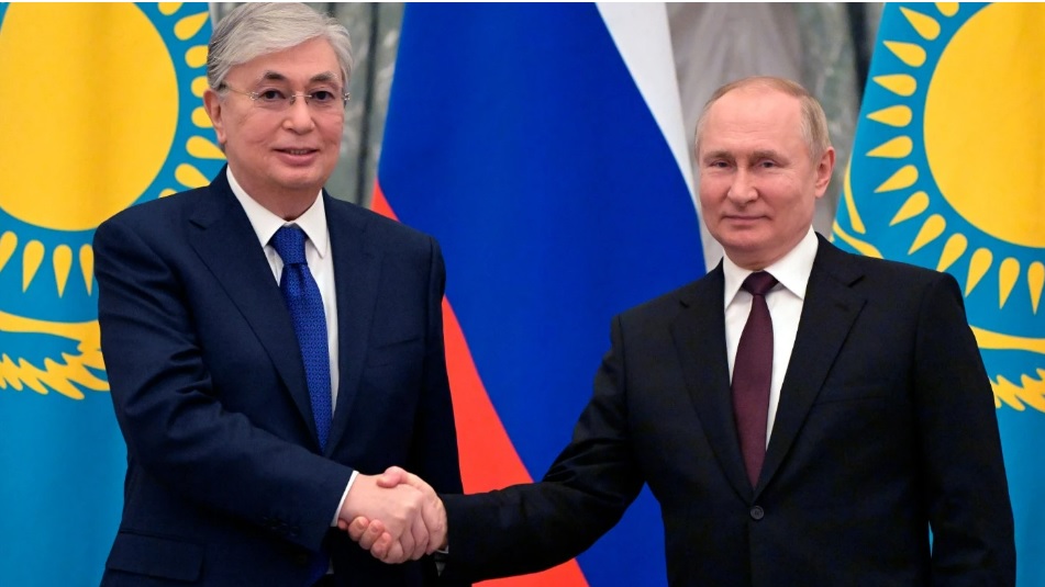 Tổng thống Nga Vladimir Putin (phải) và Tổng thống Kazakhstan Kassym-Jomart Tokayev bắt tay sau cuộc họp báo tại Moskva ngày 10/2/2022. Ảnh: AP