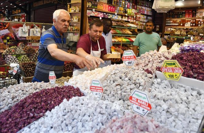 Người dân mua hàng tại một khu chợ ở Istanbul, Thổ Nhĩ Kỳ ngày 6/7. (Ảnh: THX/TTXVN)
