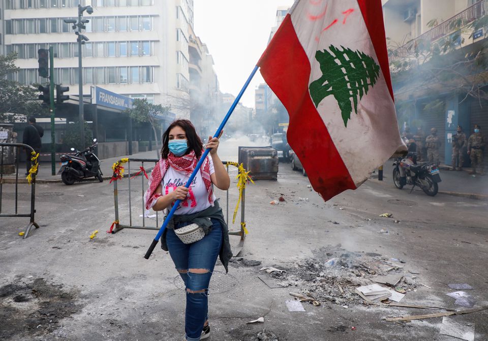 Một người tham gia cuộc biểu tình phản đối tình trạngđồng nội tệ Liban giảm giá và kinh tế khó khăn gần tòa nhà Ngân hàng Trung ương ở Beirut. (Ảnh: Reuters/TTXVN)