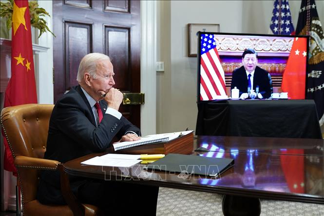 Tổng thống Mỹ Joe Biden (trái) và Chủ tịch Trung Quốc Tập Cận Bình trong cuộc họp trực tuyến ngày 15/11/2021. (Ảnh tư liệu: AFP/TTXVN)