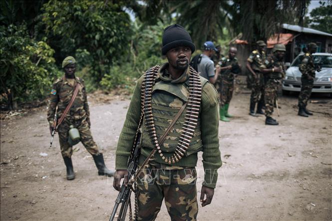 Binh sĩ CHDC Congo tuần tra tại làng Manzalaho gần Beni sau vụ tấn công do nhóm vũ trang Hồi giáo mang tên Lực lượng dân chủ đồng minh (ADF). (Ảnh tư liệu: AFP/TTXVN)