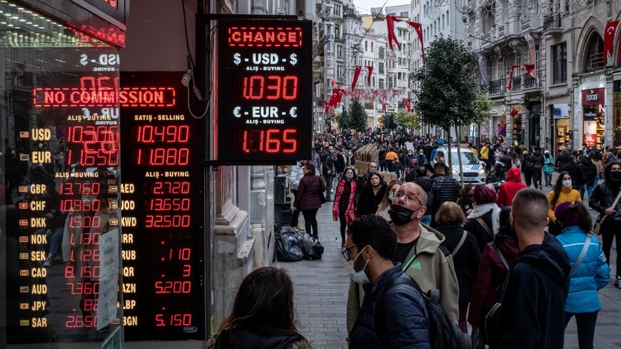 Người dân đi qua một cửa hàng đổi tiền ở Istanbul, Thổ Nhĩ Kỳ năm 2021. (Ảnh: Getty Images/TTXVN)