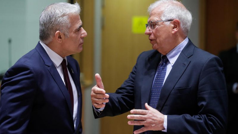 Bộ trưởng Ngoại giao Israel Yair Lapid (trái) và người đứng đầu chính sách đối ngoại EU Josep Borrell tham dự cuộc họp của các ngoại trưởng EU ngày 12/7/2021. Ảnh: EPA-EFE
