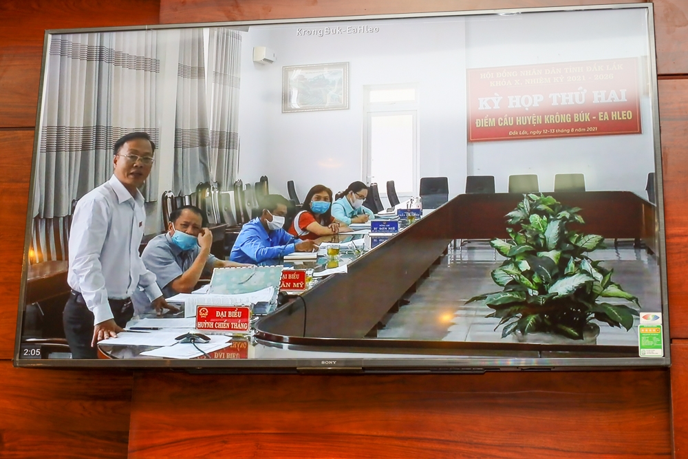 Đại biểu Huỳnh Chiến Thắng đóng góp ý kiến tại điểm cầu huyện Krông Búk. Ảnh: Hoàng Gia