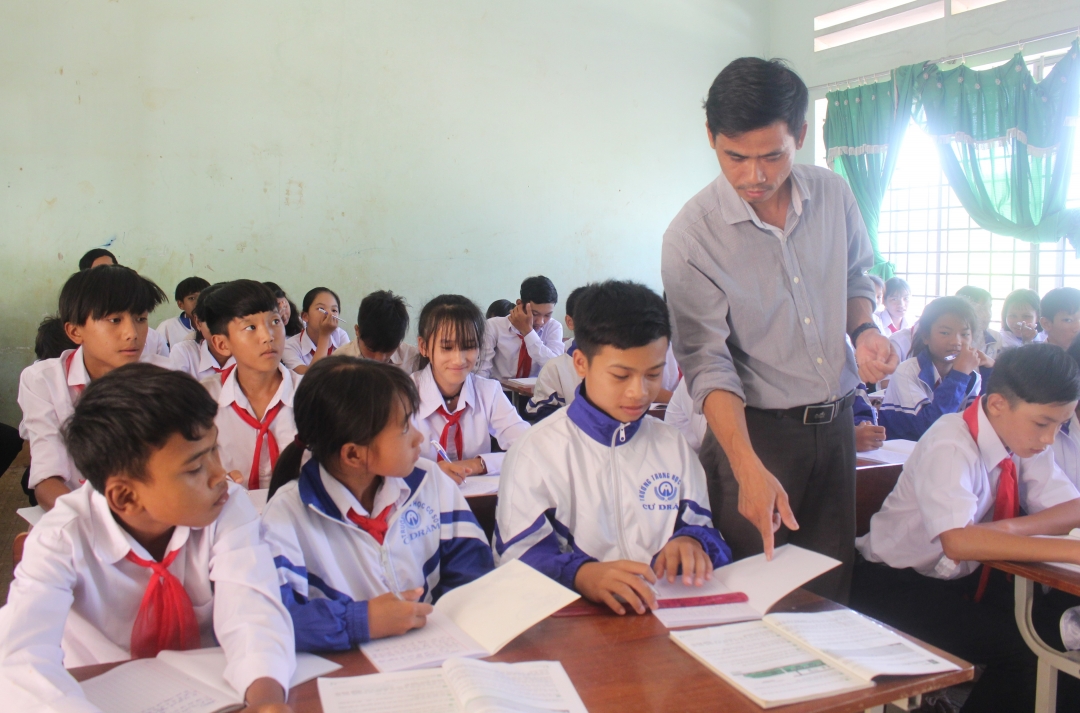 Thầy và trò Trường THCT Cư Drăm (huyện Krông Bông) trong một tiết học. (Ảnh minh họa)