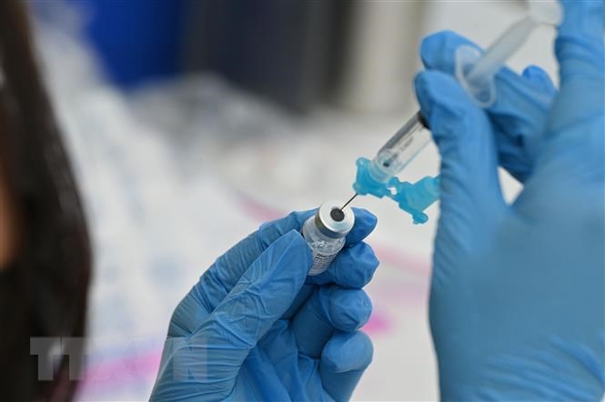 Nhân viên y tế tiêm vaccine ngừa COVID-19 cho người dân tại Los Angeles, California, Mỹ. (Ảnh: AFP/TTXVN)