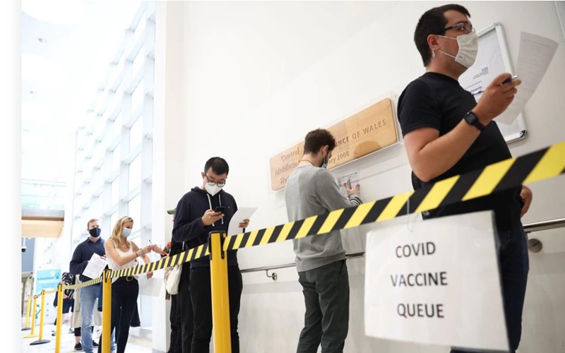 Người dân tại London, Anh, xếp hàng tiêm vắc xin ngừa COVID-19. (Ảnh: Reuters/Nhân Dân)