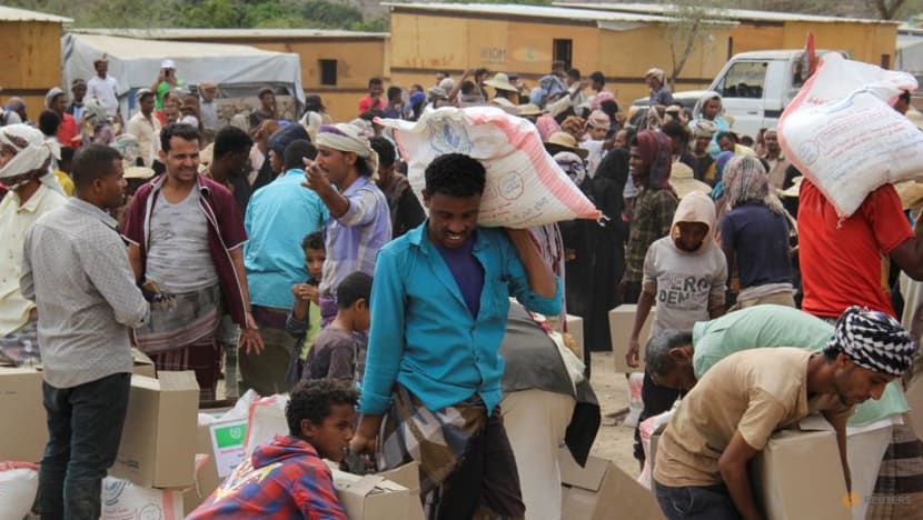 Người dân Yemen nhận lương thực viện trợ nhân đạo tại Taiz. (Ảnh: Reuters/TTXVN)