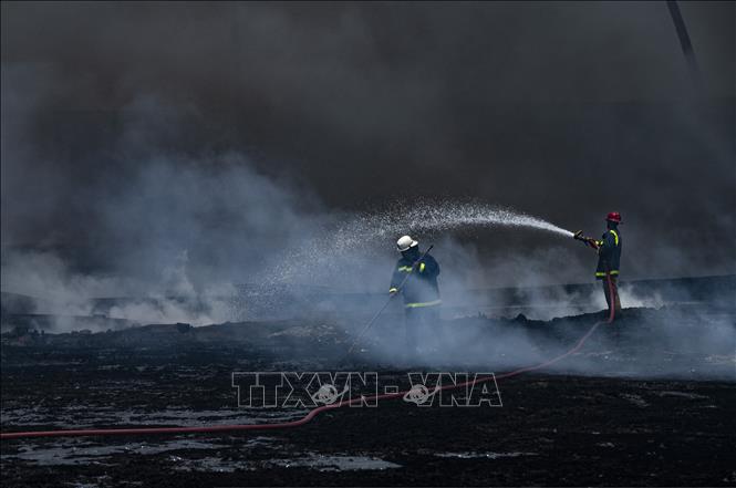 Nhân viên cứu hoả nỗ lực dập lửa tại hiện trường vụ cháy kho chứa nhiên liệu trên Vịnh Matanzas, Cuba, ngày 9/8/2022. (Ảnh: AFP/TTXVN)