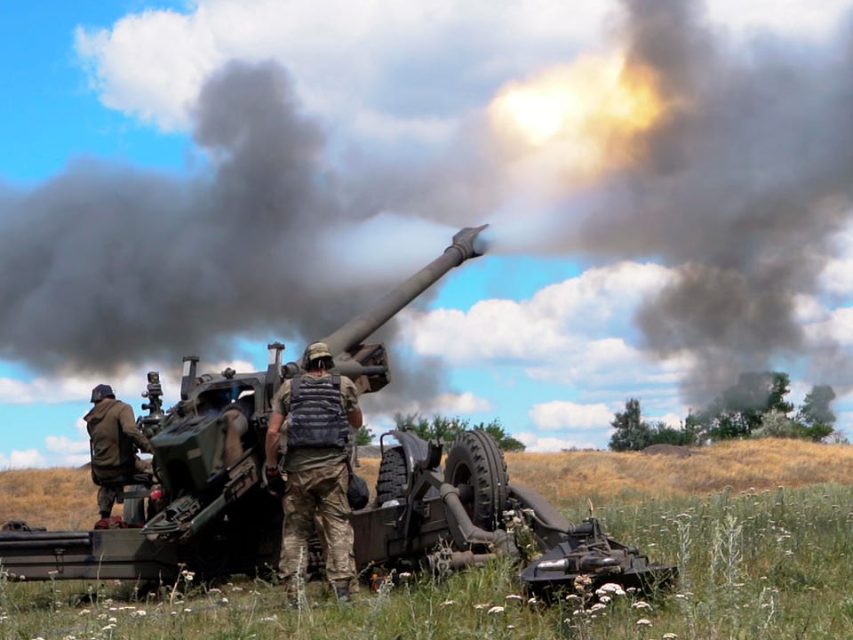 Binh sĩ Ukraine khai hoả lựu pháo ở miền đông nước này. (Ảnh: Getty Images/TTXVN)