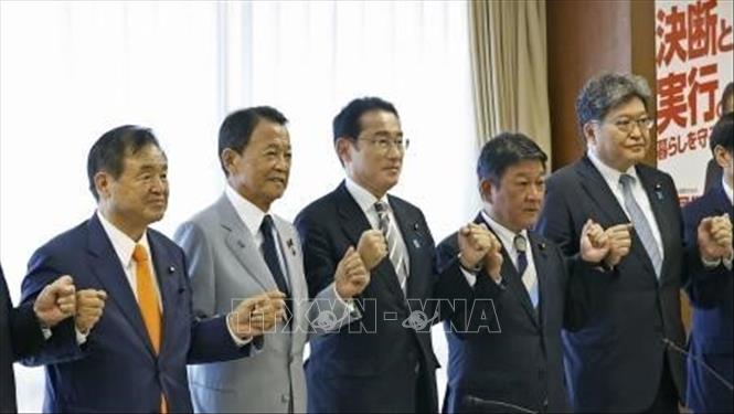 Thủ tướng Nhật Bản Fumio Kishida (thứ 3 từ trái sang) chụp ảnh cùng ban lãnh đạo Đảng Dân chủ Tự do tại Tokyo, ngày 10/8/2022. (Ảnh: Kyodo/TTXVN)