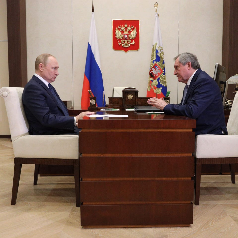 Tổng thống Nga Vladimir Putin (trái) trao đổi với Bộ trưởng Năng lượng Nikolai Shulginov ngày 21/7/2022. (Ảnh: Sputnik/AFP)