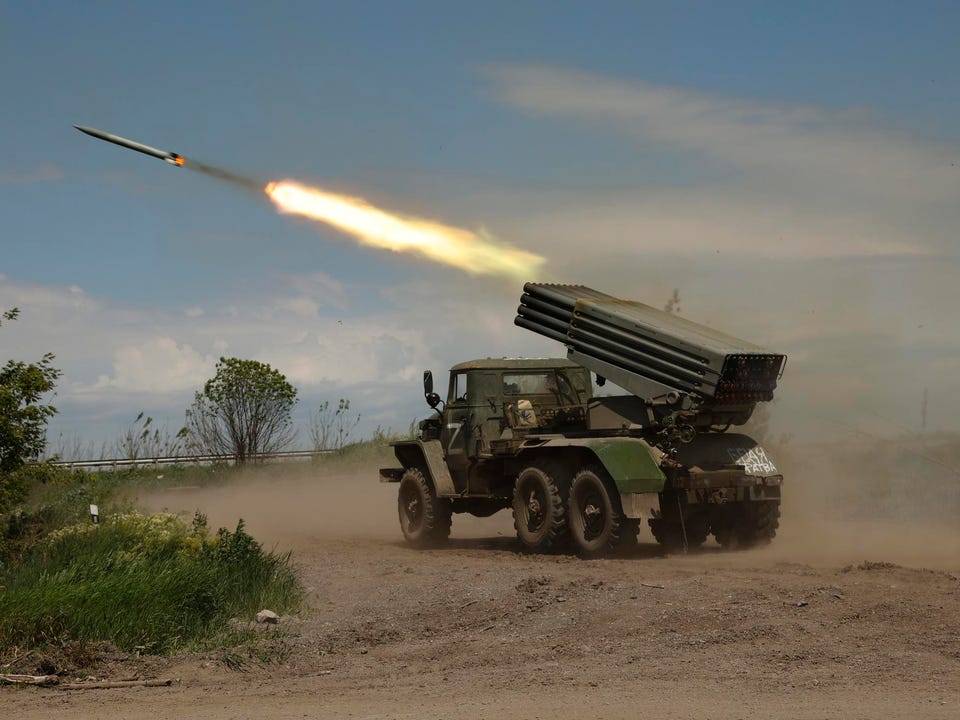 Bệ phóng rocket đa nòng của Cộng hoà Donetsk tự xưng khai hoả gần Panteleimonivka, Donbass, Ukraine. (Ảnh: AP/TTXVN)