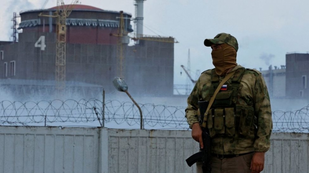 Binh lính đứng canh gác trước nhà máy điện hạt nhân Zaporizhzhia. (Ảnh: Reuters/VOV)