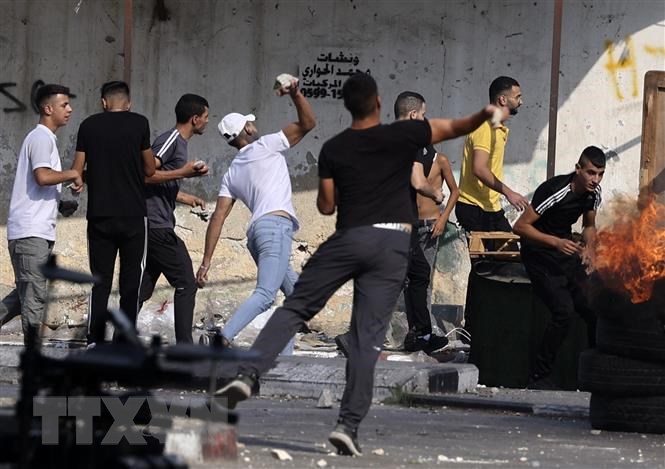 Người biểu tình Palestine đụng độ với lực lượng an ninh Israel tại Nablus, Bờ Tây, ngày 9/8/2022. (Ảnh: AFP/ TTXVN)