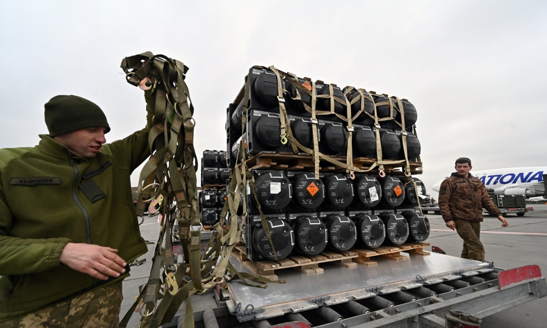 Các binh sĩ Ukraine nhận tên lửa chống tăng Javelin do Mỹ cung cấp. (Ảnh: AFP/TTXVN)