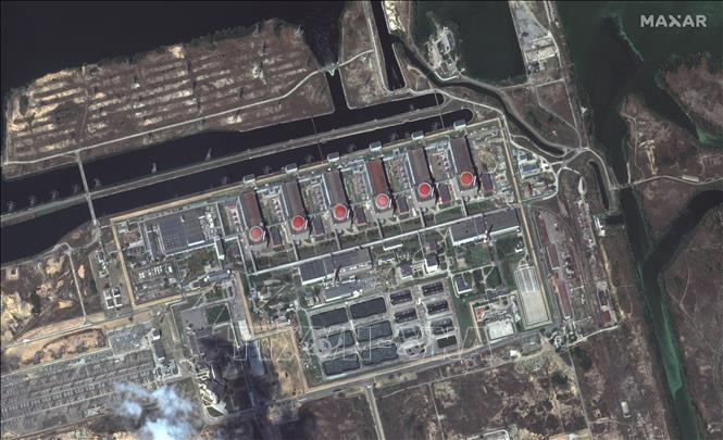 Trong ảnh (chụp từ vệ tinh của Công ty công nghệ vũ trụ Maxar): Toàn cảnh nhà máy điện hạt nhân Zaporizhzhia ở Enerhodar, miền Đông Ukraine, ngày 19/8/2022. Ảnh: AFP/TTXVN