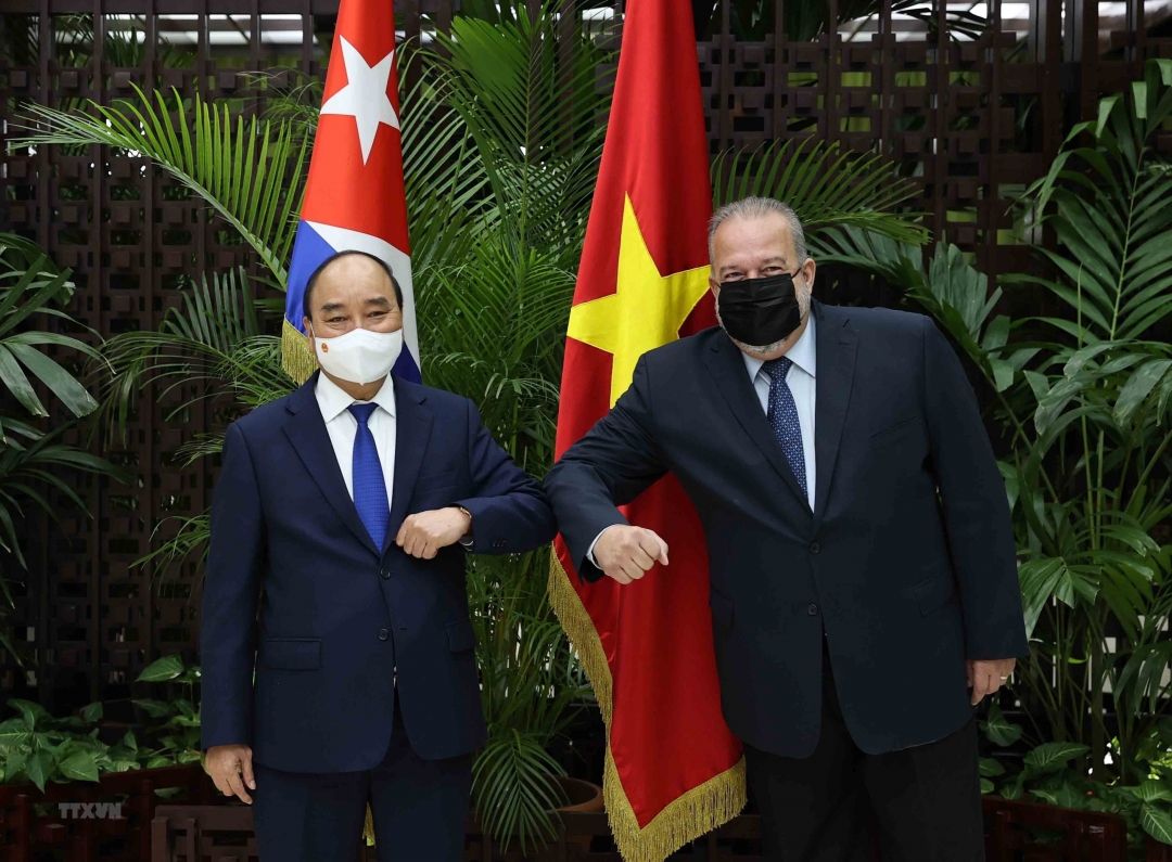 Chủ tịch nước Nguyễn Xuân Phúc hội kiến Thủ tướng Cộng hoà Cuba Manuel Marrero Cruz. (Ảnh: Thống Nhất/TTXVN)