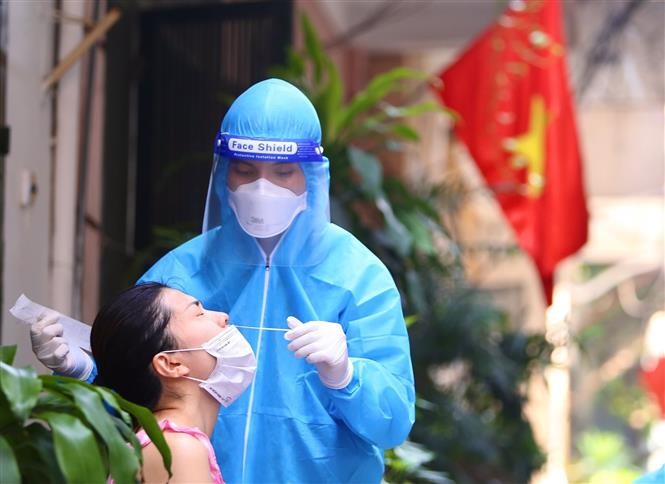 Nhân viên y tế lấy mẫu xét nghiệm nhanh cho người dân ở Hà Nội, Việt Nam. (Nguồn: TTXVN)