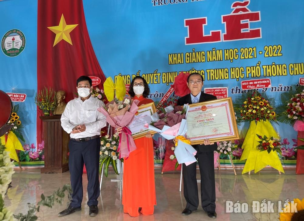 Đại diện lãnh đạo UBND huyện Krông Pắc trao Bằng công nhận đạt chuẩn quốc gia cho Ban giám hiệu nhà trường.