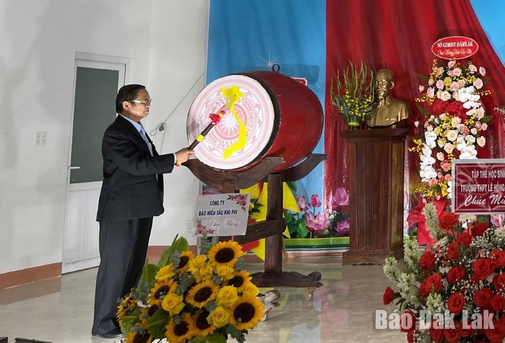 Hiệu trưởng Trường THPT Lê Hồng Phong Nguyễn Hữu Cho đánh trống khai giảng năm học mới.