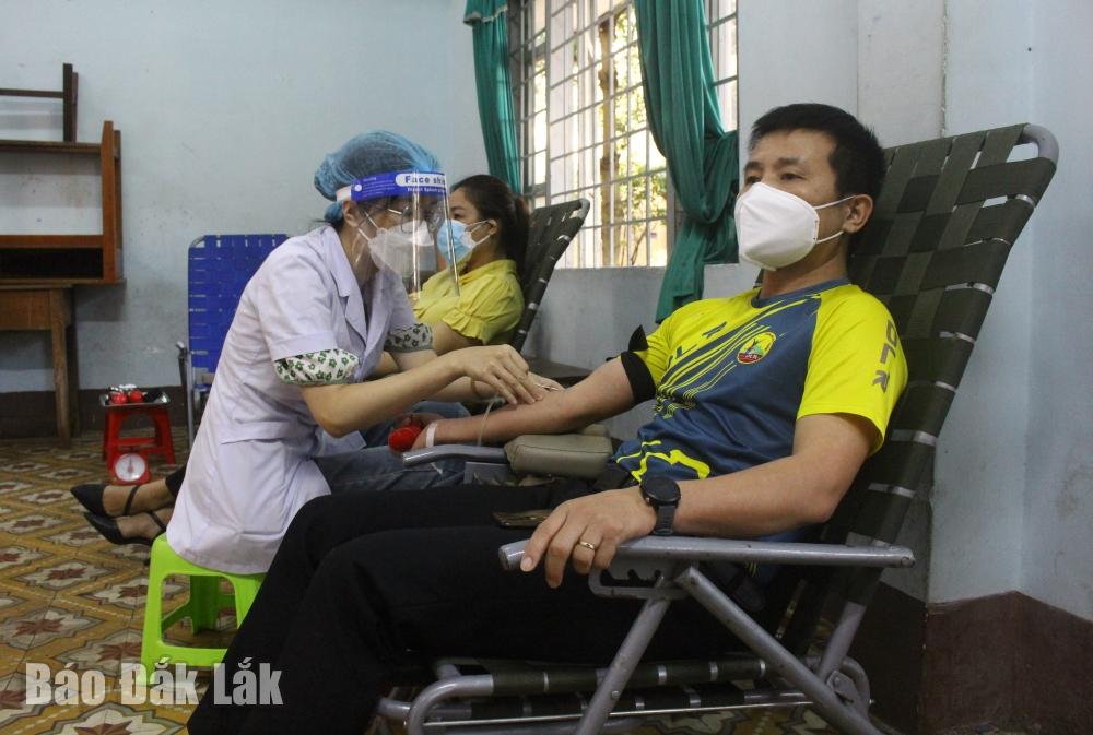 Người dân trên địa bàn TP. Buôn Ma Thuột tham gia hiến máu tình nguyện.