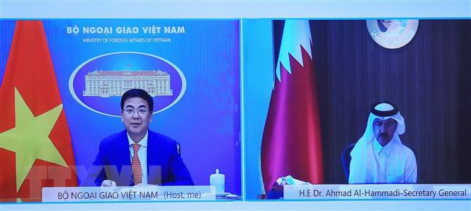Thứ trưởng Ngoại giao Phạm Quang Hiệu hội đàm trực tuyến với Tổng Thư ký Bộ Ngoại giao Qatar Ahmad Hassen Al-Hammadi. (Ảnh: Lâm Khánh/TTXVN)